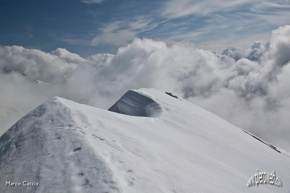 16_Vetta al Triomen con nuvole in risalita.JPG